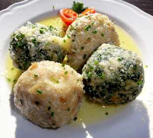 Hausgemachte Käse- und Spinatknödel 