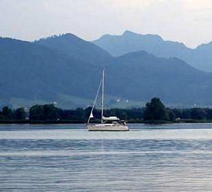 Blick über den See auf die Berge