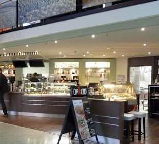 Bistro-Theke in der Abflug-/Ankunfthalle