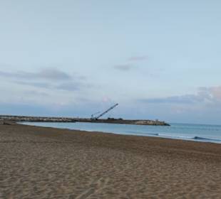 Blick vom Strand auf den Hafen