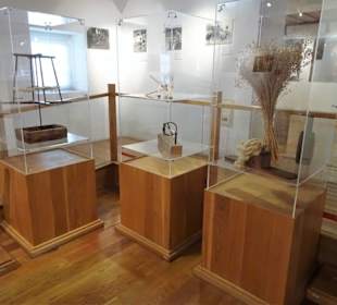 Flachs- und Wollbearbeitung im Museu Etnográfico