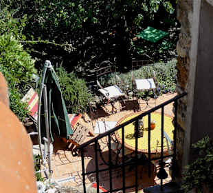 Blick auf einen kleinen Garten