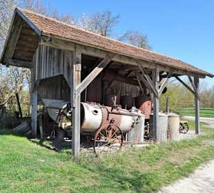 Remise mit alten Geräten im Freilandmuseum
