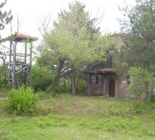 Dorfkirche mit Glockenturm (links)