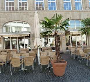 Seitliche Terrasse zum Rathaus hin