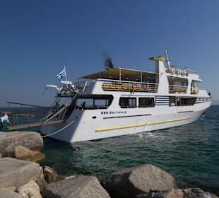 Das Ausflugsschiff "Captain Fotis" am Anleger