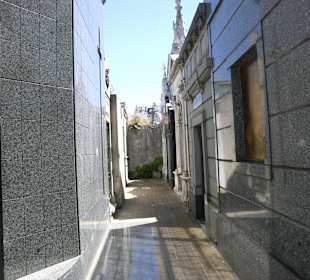 Zwischen den Gräbern