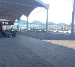 Aussenbistro vor dem Eingang