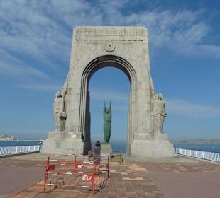 Ein Torbogen zum Meer