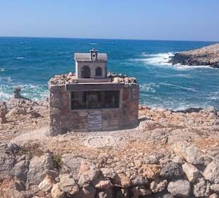 Grabstein nahe des lti Meli Palace