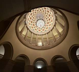 Kuppel und Kronleuchter 