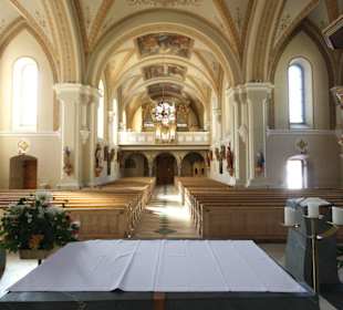 Blick vom Altar in das Kirchenschiff