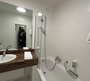 Badezimmer mit Wanne (Standard-Zimmer) AHORN Panorama Hotel Oberhof