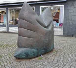 Ansichten der Skulptur Das Kissen