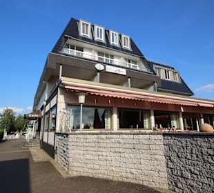Außenansicht mit Terrasse