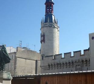 Außenansicht mit Uhrturm