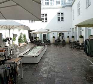 Mit Cafés und Restaurants