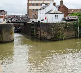Schleuse vor den historischen Docks