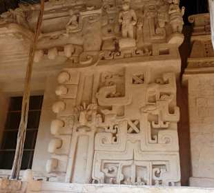 Symbole und Figuren auf dem Tempel