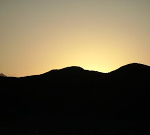 Sonnenuntergang mitten in der Wüste