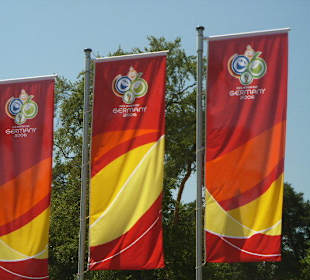 Bunte Fahnen in Frankfurts Himmel