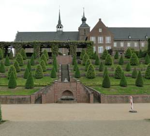 Terrassen mit Kloster