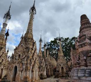 Links Pagoden im Shan-Stil, rechts burmesisch