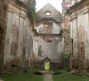 Wnętrze z widokiem na prezbiterium