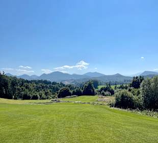 Weite und Breite vom sehr gepflegten 18 Golf Platz