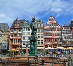 Häuser des Römerbergs mit Brunnen