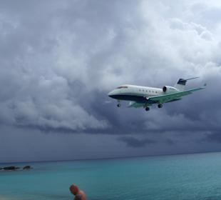 Flieger so nahe am Maho Beach