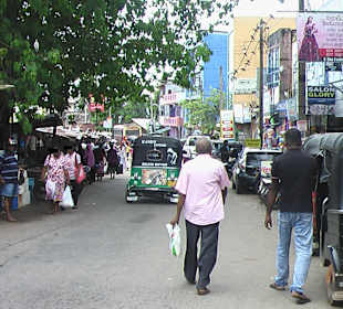 Verkausstaände auf zwei Seiten