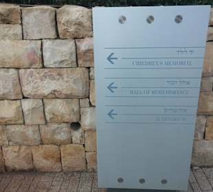 Hinweistafel auf dem Gelände der Gedänkstätte