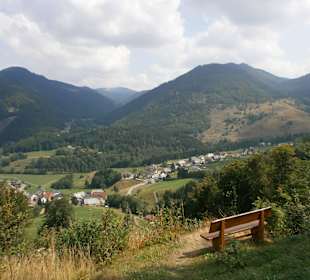 Blick vom Weidelehrpfad runter nach Präg