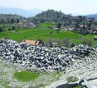 Das antike Theater und der Ort Altinkaya