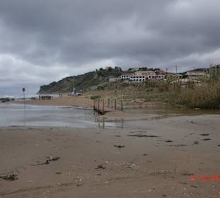 Blick auf den Strand bei Regen