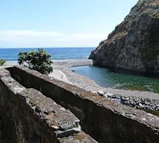 Ruinen alter Hafenhäuser in Calhau