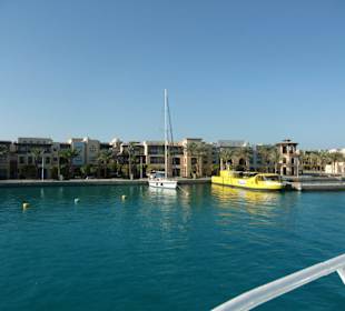 Glasbodenboot vor Mall-City