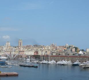 Blick vom Hafen auf Genua