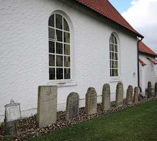 Außenansicht mit Grabsteinen