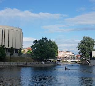 Widok na nowy budynek Opery