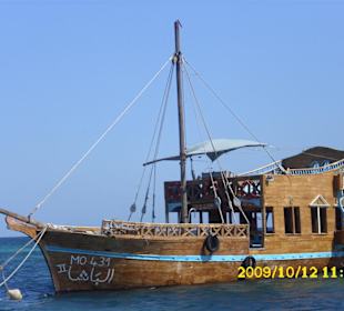 Piratenboot ankert vor der Insel Kuriat