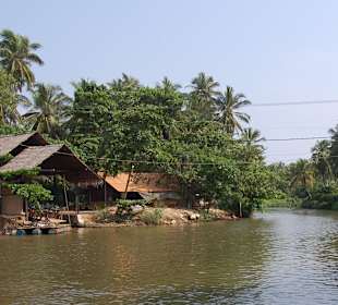 Flussseite lädt zur Bootstour ein 