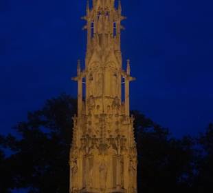 Spinnerin am Kreuz in der blauen Stunde