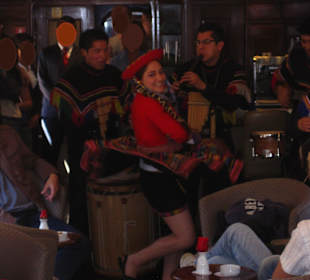 Live Musik mit Folkloretanz im Barwagen