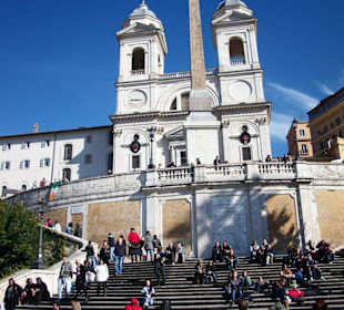 Menschen auf der Spanischen Treppe.