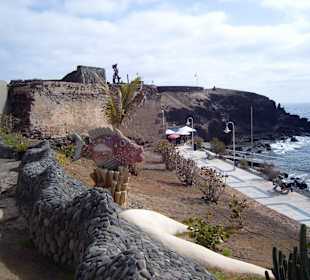 Ein Restaurant ist am Ende der Promenade !