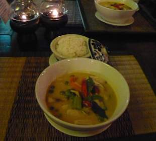 Rotes Thaicurry mit Poulet (gaeng ped gai)