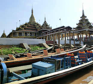 Blick von dem Boot auf die Pagode
