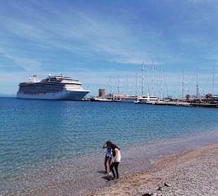 Strand am Hafen von Rhodos Stadt